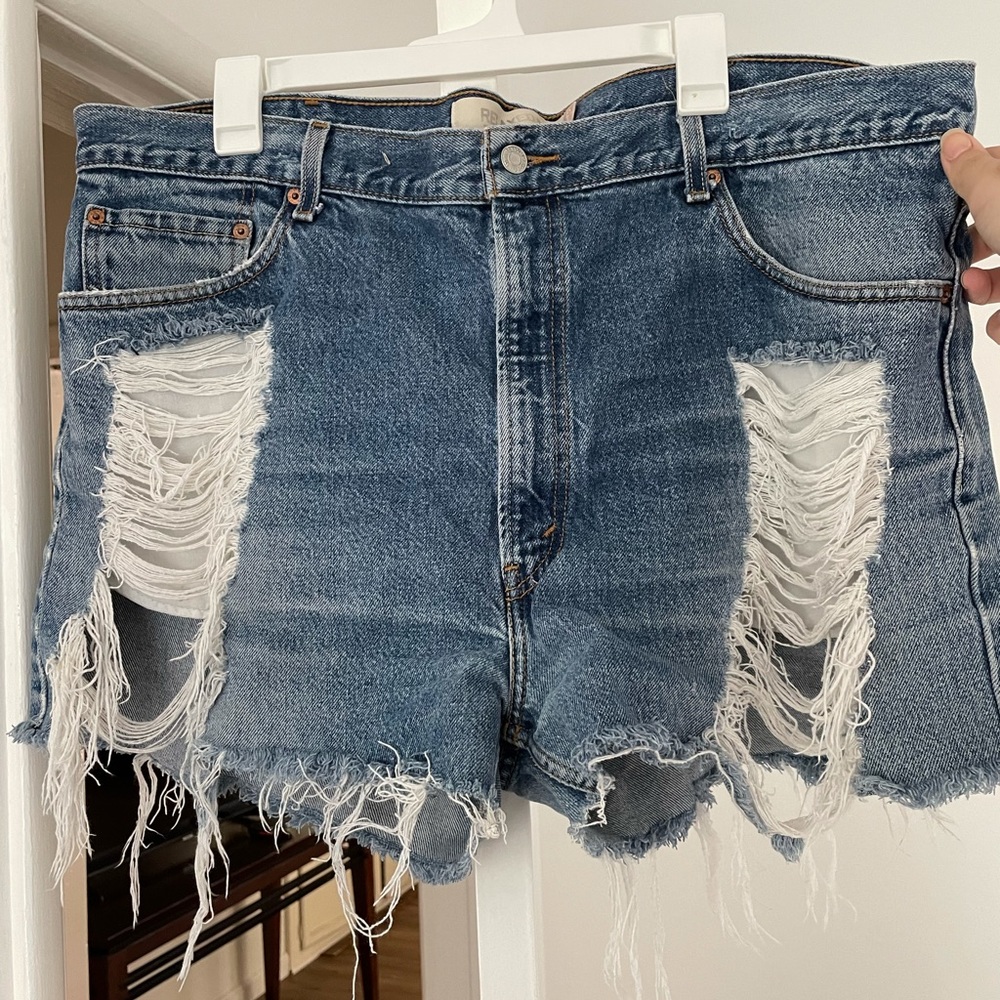 Distressed levi shorts